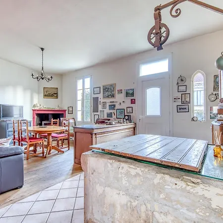 Semesterbostad Maison De Famille Mortagne-sur-Gironde